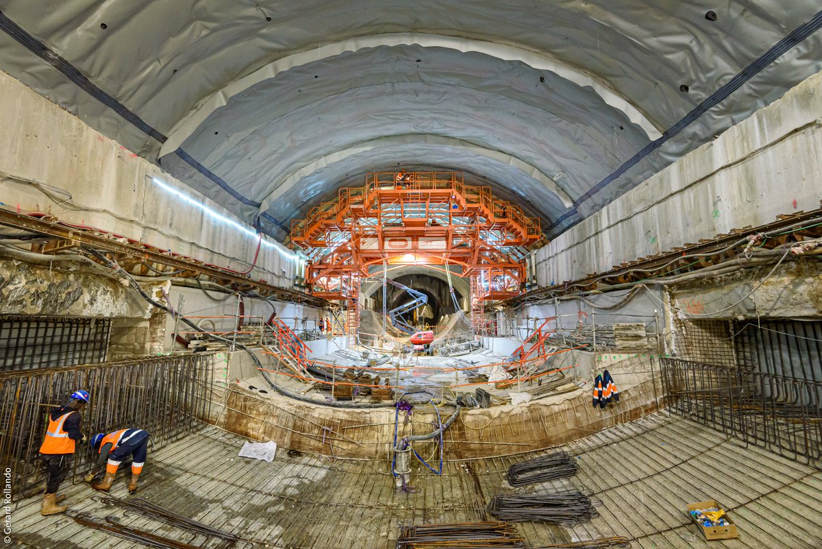 GdParisExpress's tweet image. 🚧Faisons le point sur les travaux dans la du gare Vert de Maisons. En souterrain et en surface, les équipes s’activent pour donner vie à cette gare de la #ligne15Sud. Au programme, élargissement du tunnel et construction du bâtiment voyageurs. 
👉bit.ly/3x2Cp7H