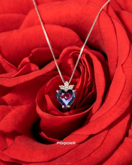GioielliSebast1's tweet photo. 𝐁𝐞𝐧𝐯𝐞𝐧𝐮𝐭𝐨 𝐅𝐞𝐛𝐛𝐫𝐚𝐢𝐨 💝 
Celebra l'amore con il ciondolo a forma di cuore di PGGioielli.
La corona di diamanti e la catenina in oro bianco rendono questo cuore di zaffiro un regalo perfetto per il mese degli innamorati 💕 
 #CuorediZaffiro #Diamanti  #SanValentino https://t.co/V15aeomTmk