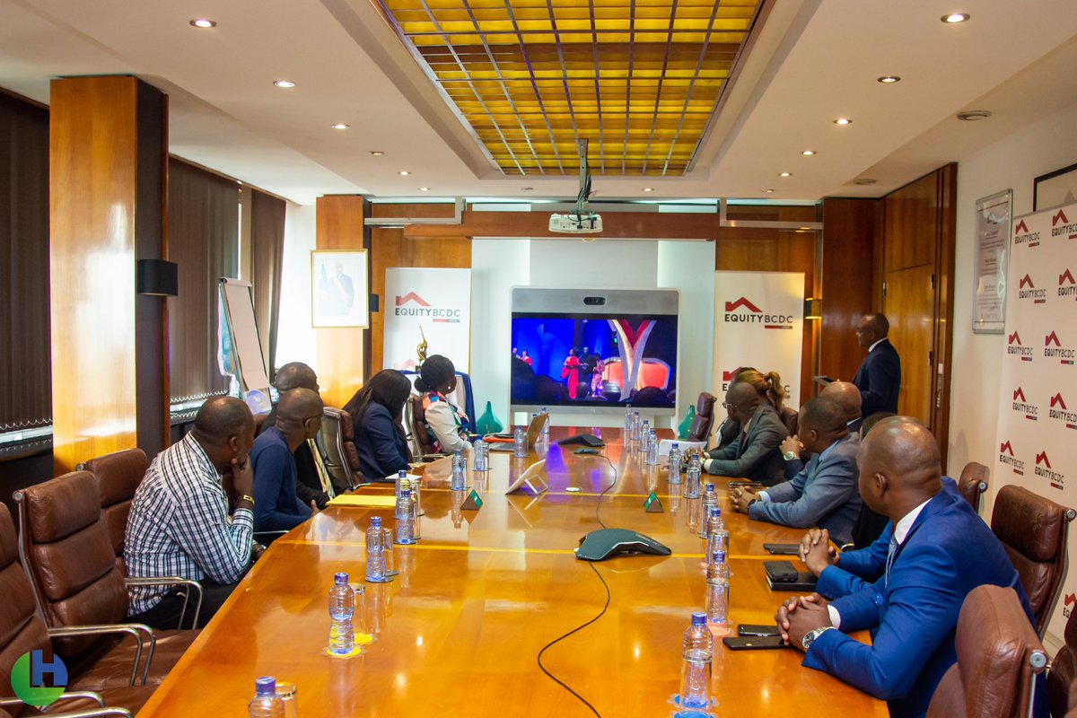 LeonhotelKin's tweet photo. Présentation du trophée MUANA MBOKA à notre partenaire @EquityBCDC 

#leonhotel #Kinshasa #investissement #equitybcdc #miltex #banque #Brazzaville https://t.co/nCCoAhNj1t