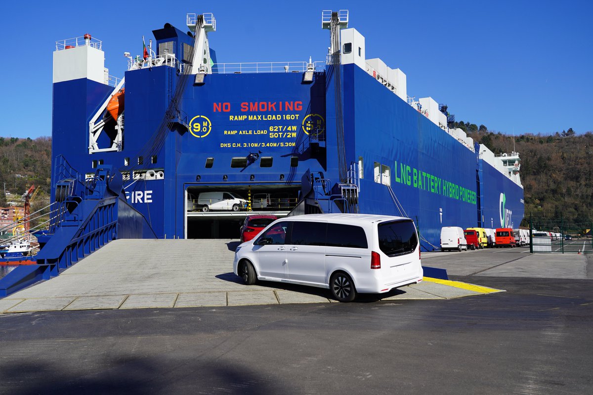 PasaiaPort's tweet photo. Nuestro director David Candelario entregó ayer por la mañana al capitán del buque híbrido #AutoAspire de UECC una #metopa por su primera escala en la bahía este enero.

Más de 2.100 vehículos se subieron a bordo con destino al norte de Europa.

🔗https://t.co/v26F2WuzGc https://t.co/jofe30zfR7