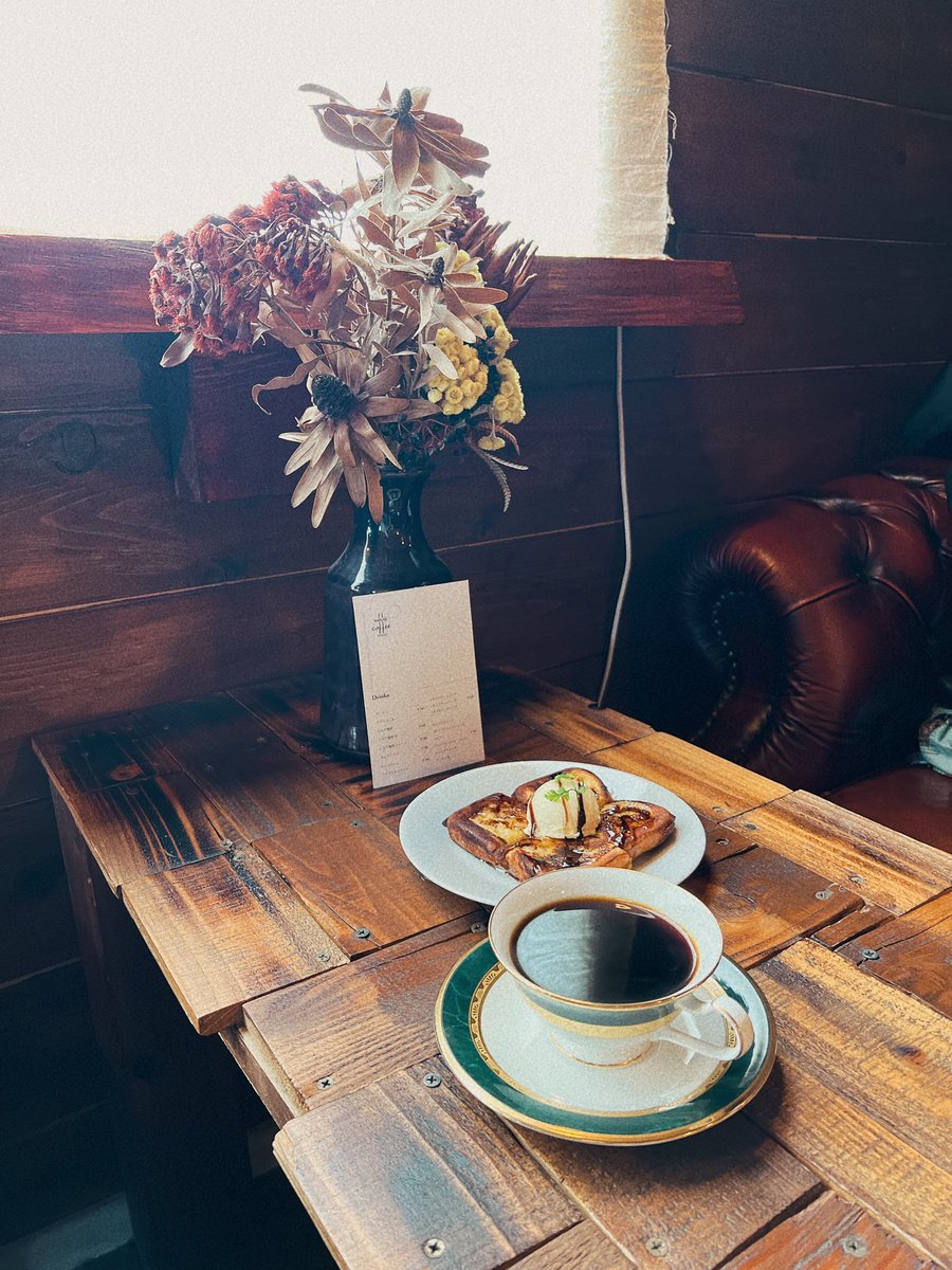 JunpeiYamabe's tweet photo. 千葉の西船橋で見つけたカフェがとてつもなく良かった。
雰囲気、インテリア、照明、フード。
どれをとっても100点で、コーヒーも後味がよくスッキリとした味わい。
家の近くにこんな場所あったなんて。
今度は本を1冊持っていってゆっくり過ごそう。 https://t.co/nYod3XTYrs