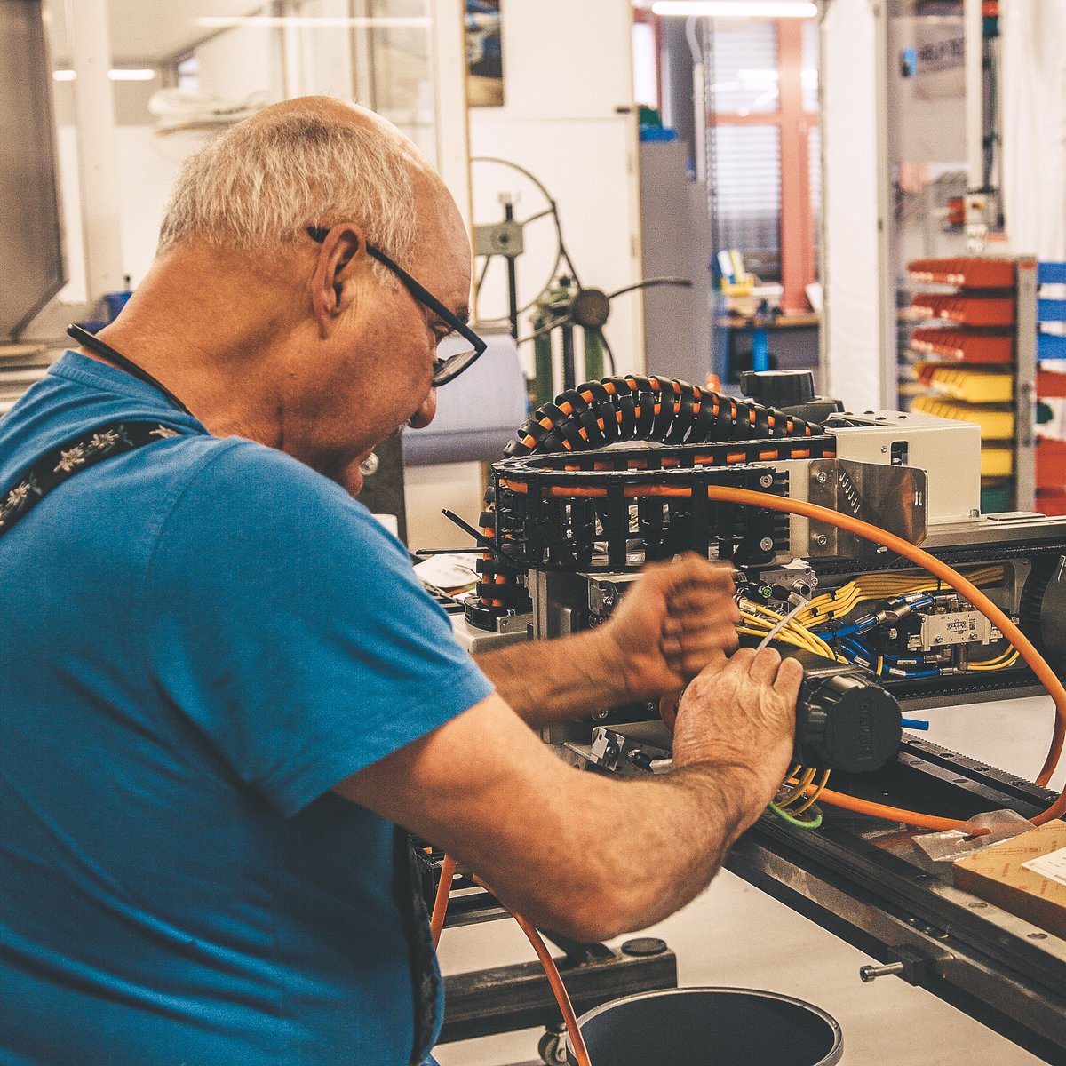 Unser Freund Roland macht Fortschritte bei der Fertigstellung des Moduls für lineare Bewegung. Noch ein paar Stunden, dann ist es fertig
Notre ami Roland avance sur les finitions de ce module de mouvement linéaire. Encore quelques heures et c'est terminé
help-tec.ch