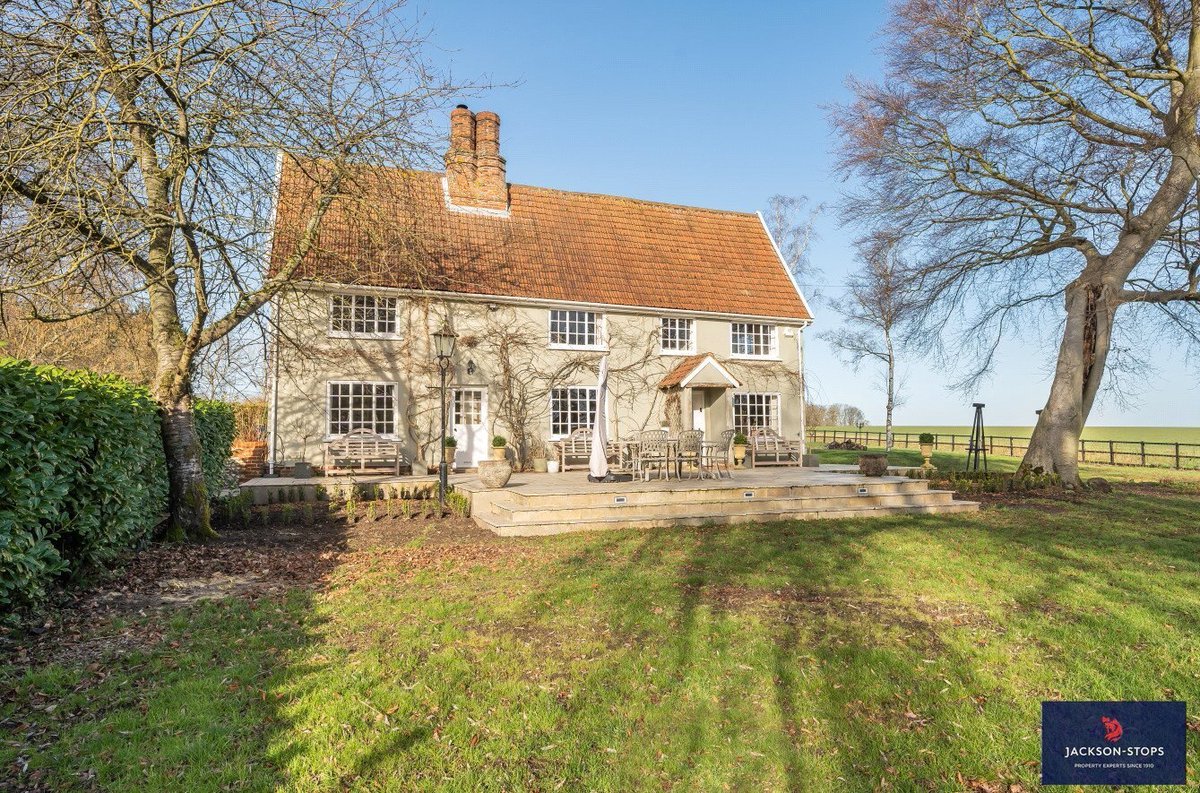 #Cowlinge

Church Farm is an impressive #GradeIIlisted #farmhouse in a superb setting with rolling countryside views, detached annexe, single garage and attractive landscaped grounds. New to the market with <a href="/JSNewmarket/">Jackson-Stops Newmarket</a> with a guide price of £1,395,000.

jackson-stops.co.uk/properties/164…