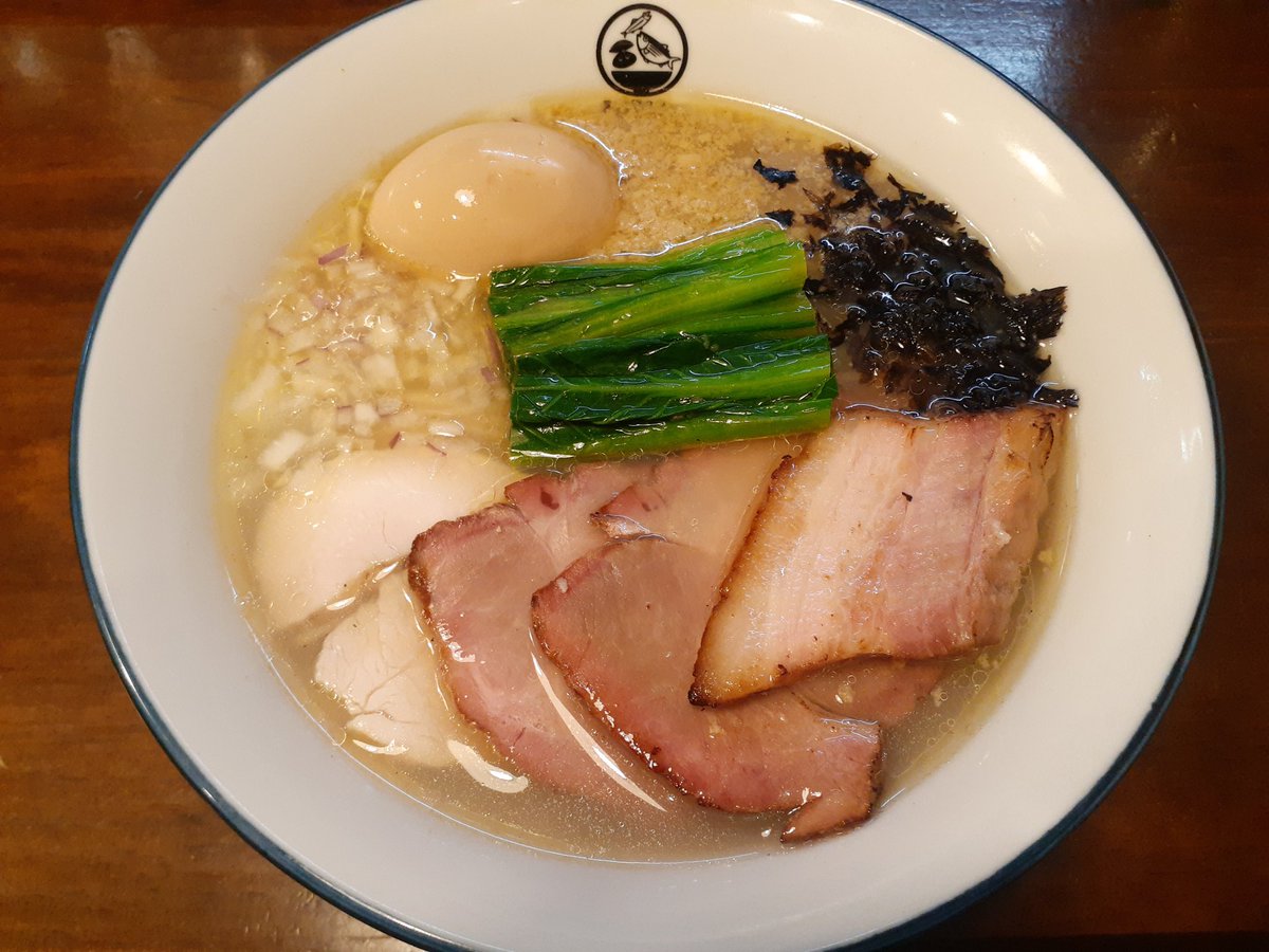 sasurainokobak1's tweet photo. 2/7CLAM &amp; BONITO 貝節麺 raik@方南町
特製貝節潮そば
近くに来たので初訪🔰あさり、しじみ、かきの貝出汁に節のWスープとありましたが貝出汁が厚めでふくよかな味わい🐚具材の吊し焼きチャーシューが秀逸🥩全体的なバランスも良く多加水の細麺の啜り心地も滑らかでホッとする味で最幸な昼下がり🍜😃 https://t.co/lcDcqE6xvU