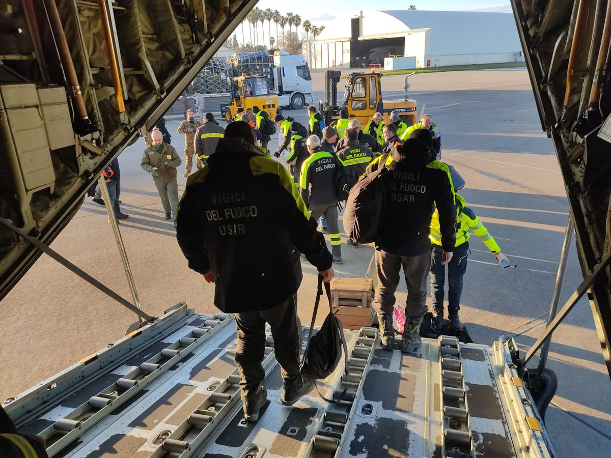 #Turchia #terremoto, atterrato alle ore 6:00 IT nell'aeroporto di Adana il contingente dei 50 #vigilidelfuoco team #usar e <a href="/DPCgov/">Dipartimento Protezione Civile</a> con C130 <a href="/ItalianAirForce/">Aeronautica Militare</a>. In corso pianificazione operazioni su area che sarà assegnata #7febbraio #TurkeyEarthquake #Turkey #Turkiye