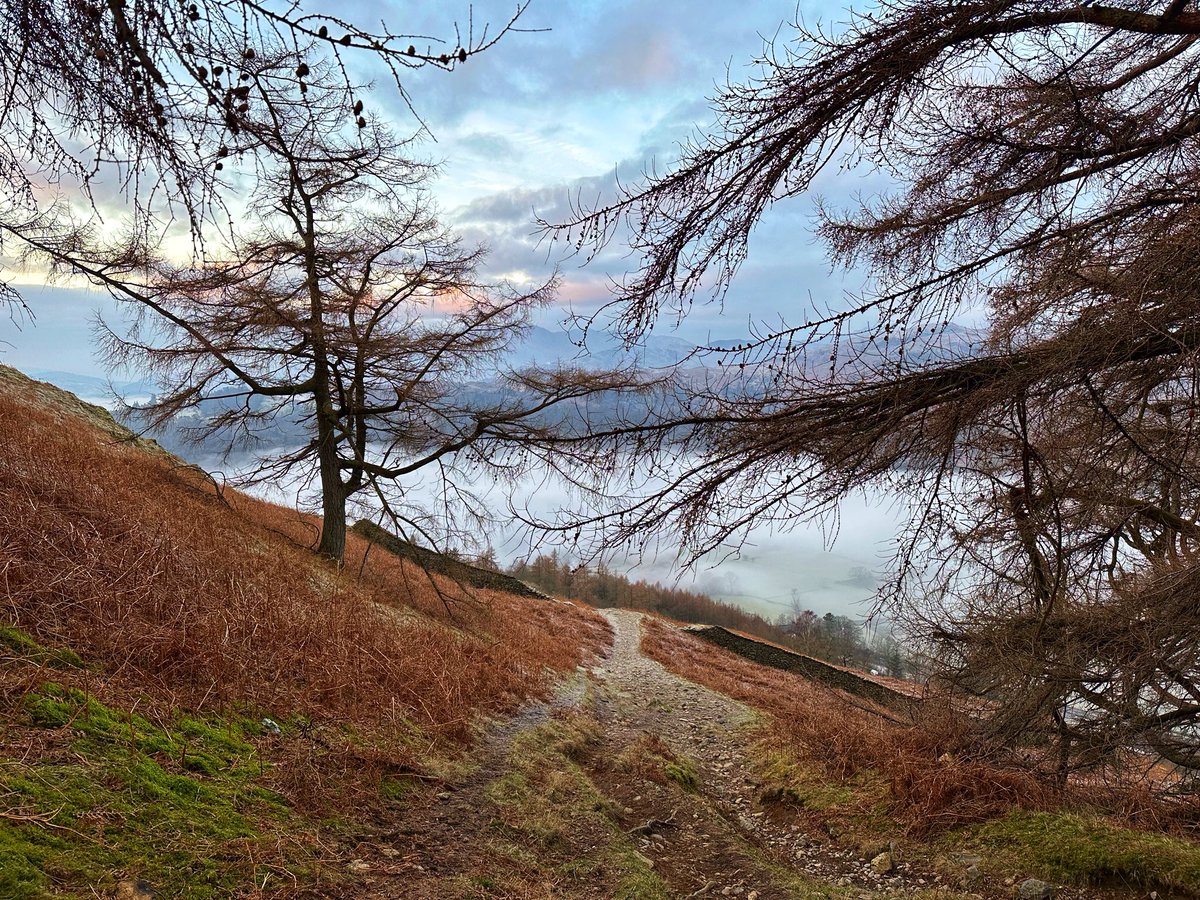 “Tuesdays Treat” on the way down 🤩😎😍 “Lakes through the Lens” Yours from the fells. Steve (and camera) 🙏📸⛰🇬🇧 Thanks to @inov_8 @dexshell_uk @lakelandwalkstalks @ThePhotoHour #tuesday #inversion #pinkskies #LakeDistrict #lakedistrictuk #virtuallakes