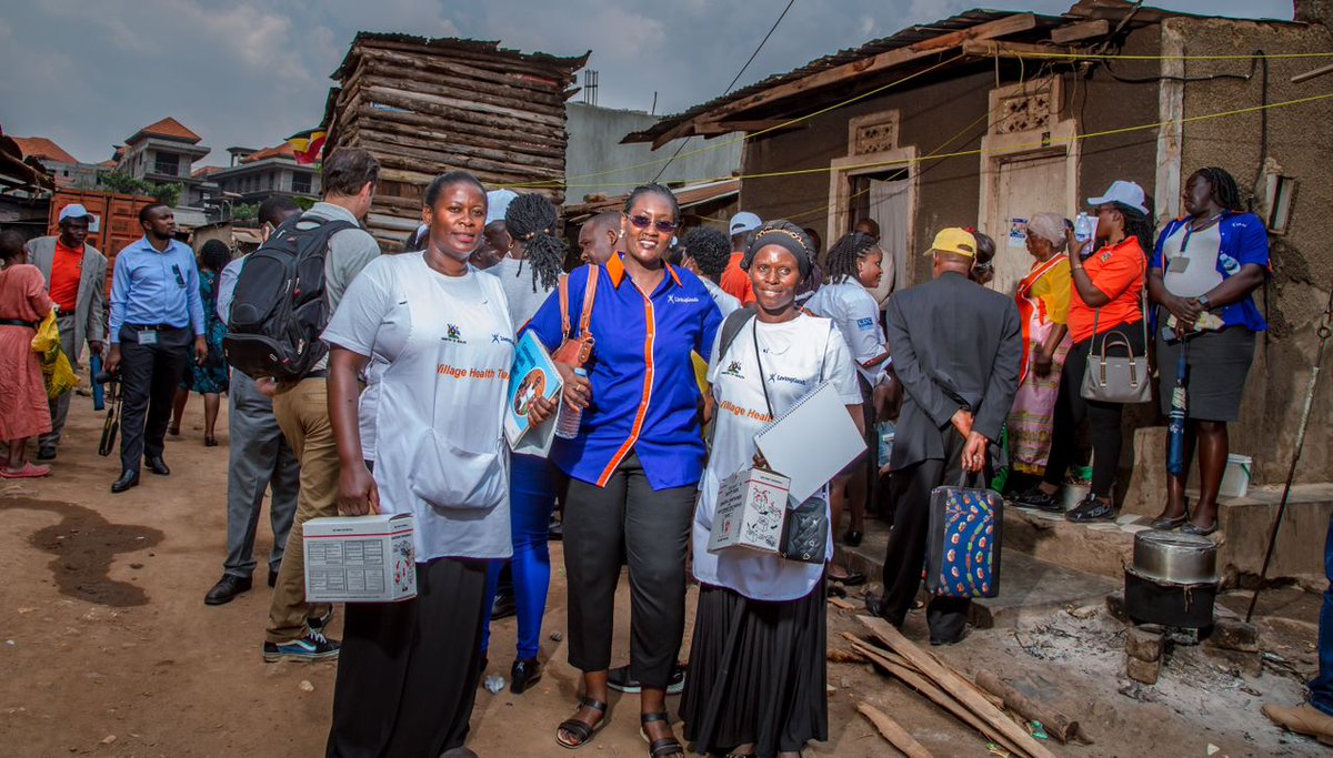 IvanEsau13's tweet photo. In a bid to ensure safety outside Hospitals, the @MinofHealthUG has continued together with her partners @USAID @WHOUganda @brac_uganda to teach our people on how they can attain a health community for all thus improved livelihoods .
#CommunityHealthWeek
#NatioalHealthStrategy https://t.co/DlNHpc9G3D