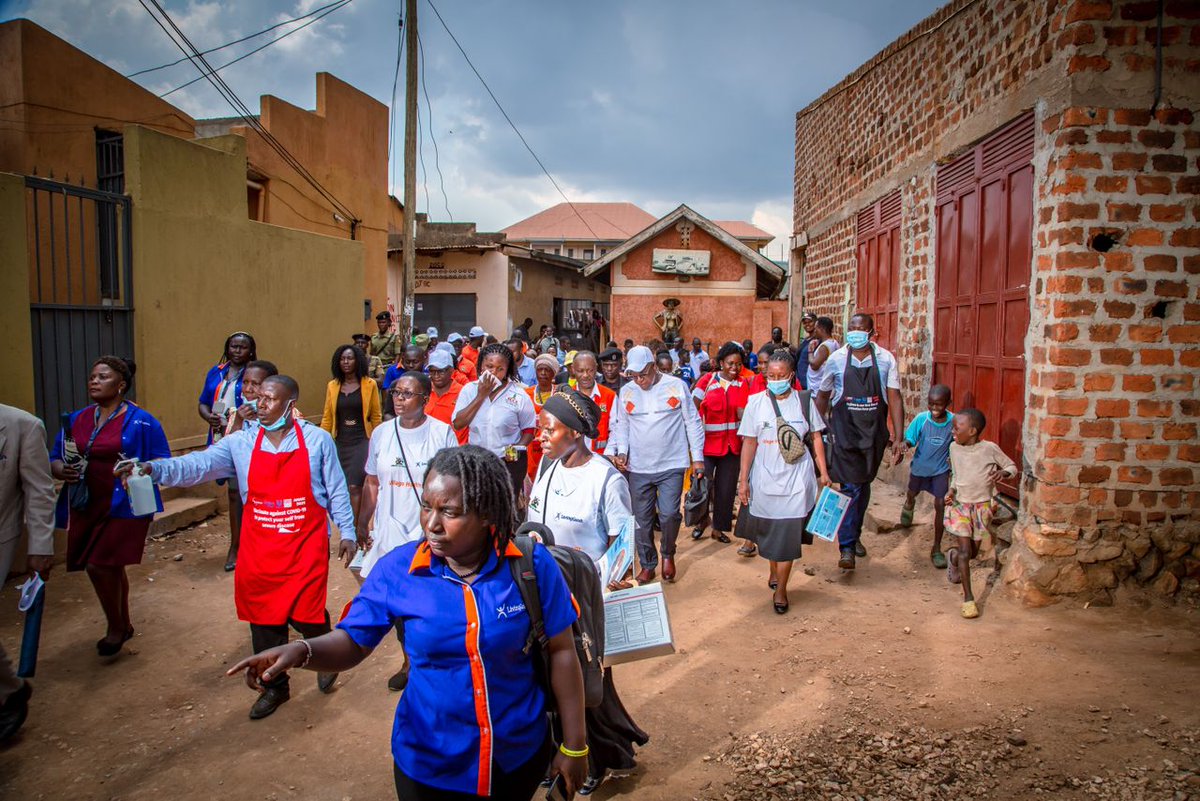IvanEsau13's tweet photo. In a bid to ensure safety outside Hospitals, the @MinofHealthUG has continued together with her partners @USAID @WHOUganda @brac_uganda to teach our people on how they can attain a health community for all thus improved livelihoods .
#CommunityHealthWeek
#NatioalHealthStrategy https://t.co/DlNHpc9G3D