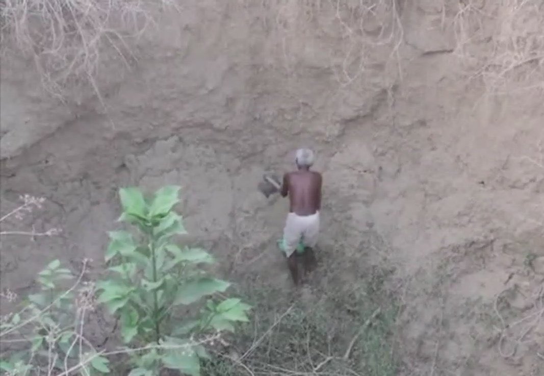 VVSLaxman281's tweet photo. 74 yr-old Sitaram Rajput from Hadua village in Chhatarpur,MP single handedly dug out a well to help solve water crisis in his village without any support. Inspiring. May the authorities help him and incredible selfless people like him. https://t.co/MaovoFsNdw