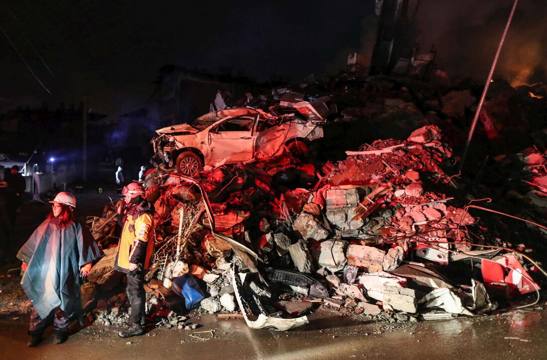 CasaLettori's tweet photo. Si scava ancora tra le macerie dopo il terremoto

Una donna e 3 figli salvati dopo 28 ore 

Continuano le scosse 

Uniti al popolo turco e siriano https://t.co/YiyGlL726m