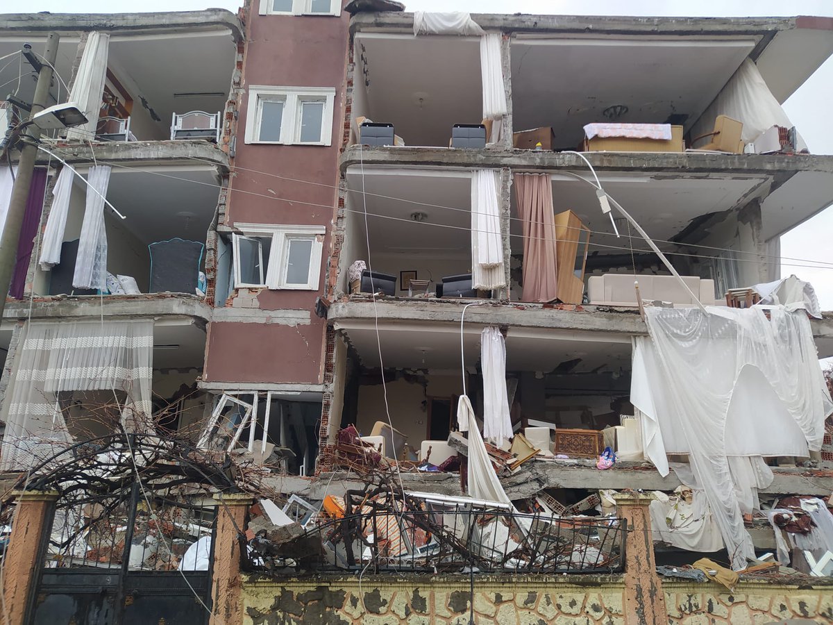 ayseenurravci's tweet photo. ‼️Yenimahalle 2617.sokakGamze apartmanı bu şekilde ilk kattaoturan babannemKadriye Avcı ve amcam Harun Avcı ayrıca karşı komşularıolan Vedat,Gülay,Tolga ve Bora Karaaslanda enkazın altındalar. Lütfen daha fazla yıkım olmadan acilyardımedin #seferberlik #ADIYAMAN #sondakikadeprem https://t.co/WMJ7wOCNWG