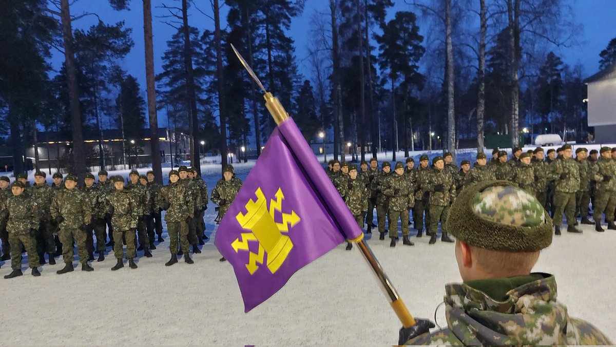 ValtonenVesa's tweet photo. Sotilaspoliisikomppanian ja Esikuntakomppanian uudet yksikköliput luovutettiin komppanioiden päälliköille joukkojensa edessä.
Ikiaikaisille sotilasperinteille on kysyntää digiaikanakin.
#omalippu
#yksikköhenki
#SPOLK #EK
#porpr 
#maavoimat https://t.co/mU1ZACIC1N