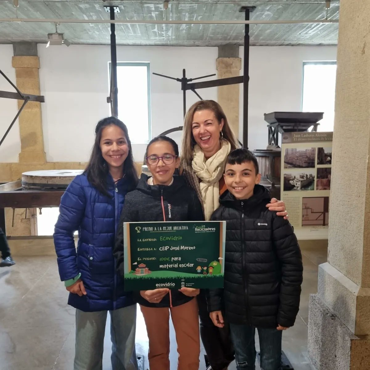 MorenoCeip's tweet photo. Ayer, fue un día muy emocionante. Una representación del colegio fue a recoger el premio de 100 euros otorgado en la campaña Pequerecicladores de Ecovidrio gracias al vídeo realizado por los alumnos de sexto de primaria. 
#muchomásqueuncole
#muchomásqueunbarrio https://t.co/iBiWS8zb2v