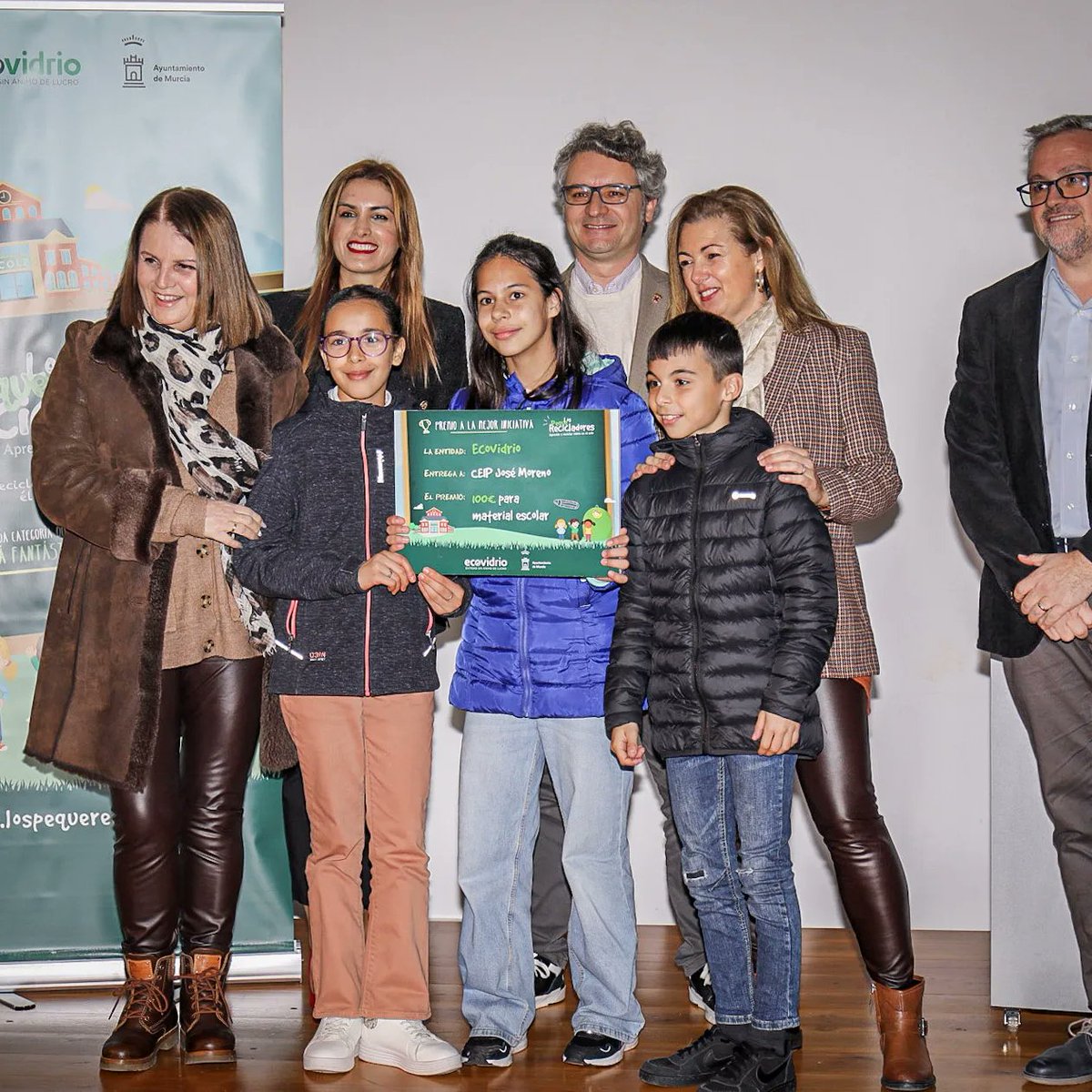 MorenoCeip's tweet photo. Ayer, fue un día muy emocionante. Una representación del colegio fue a recoger el premio de 100 euros otorgado en la campaña Pequerecicladores de Ecovidrio gracias al vídeo realizado por los alumnos de sexto de primaria. 
#muchomásqueuncole
#muchomásqueunbarrio https://t.co/iBiWS8zb2v