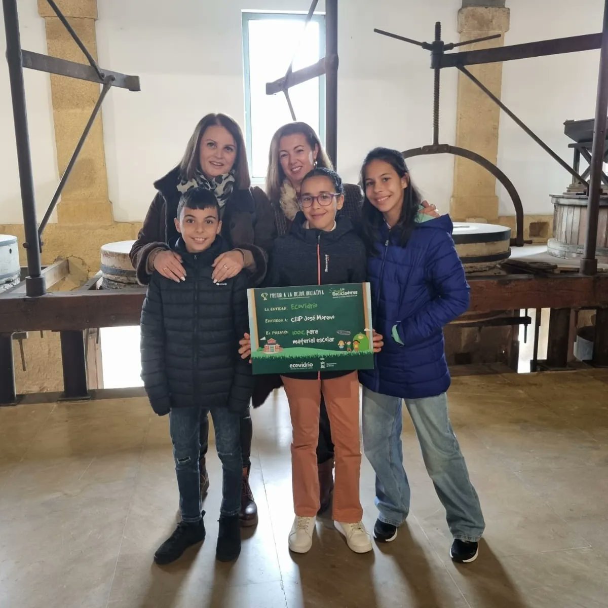 MorenoCeip's tweet photo. Ayer, fue un día muy emocionante. Una representación del colegio fue a recoger el premio de 100 euros otorgado en la campaña Pequerecicladores de Ecovidrio gracias al vídeo realizado por los alumnos de sexto de primaria. 
#muchomásqueuncole
#muchomásqueunbarrio https://t.co/iBiWS8zb2v