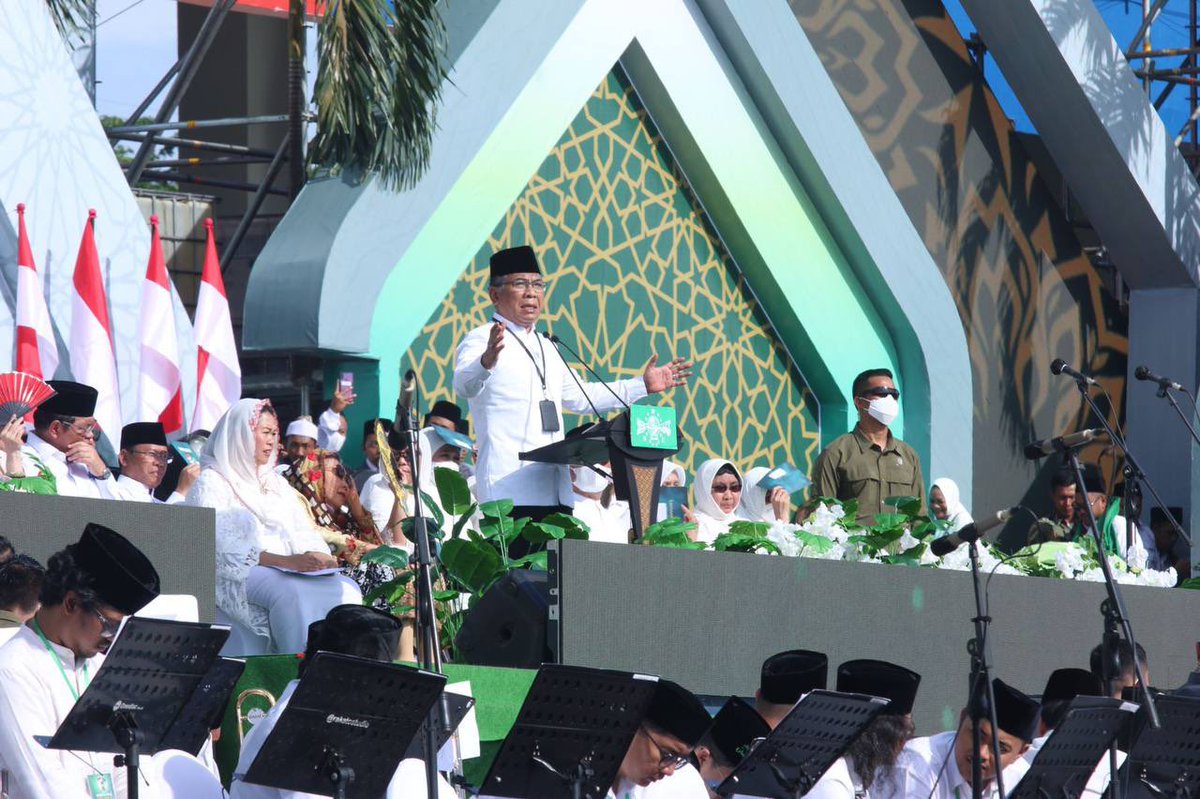 YahyaCStaquf's tweet photo. Selamat datang di Abad Kedua Nahdlatul Ulama. 

Wahai abad kedua rengkuhlah kami dalam berkah dalam harapan dalam prasangka baik akan ridho Allah, pertolongan Allah Yang Maha Rahman Yang Maha Esa. https://t.co/BJd8VrXaW9