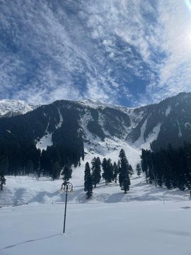 Aishakhan0110's tweet photo. The snowcapped mountains...
The beautiful Lidder River....
The clear blue sky &amp; the pristine white snowpaths .....❄️💙
#Kashmir you always steal my heart💕
#pahalgam #beautiful #destinations #heavenonearth https://t.co/MwurZWhHc5