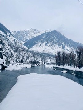 Aishakhan0110's tweet photo. The snowcapped mountains...
The beautiful Lidder River....
The clear blue sky &amp; the pristine white snowpaths .....❄️💙
#Kashmir you always steal my heart💕
#pahalgam #beautiful #destinations #heavenonearth https://t.co/MwurZWhHc5