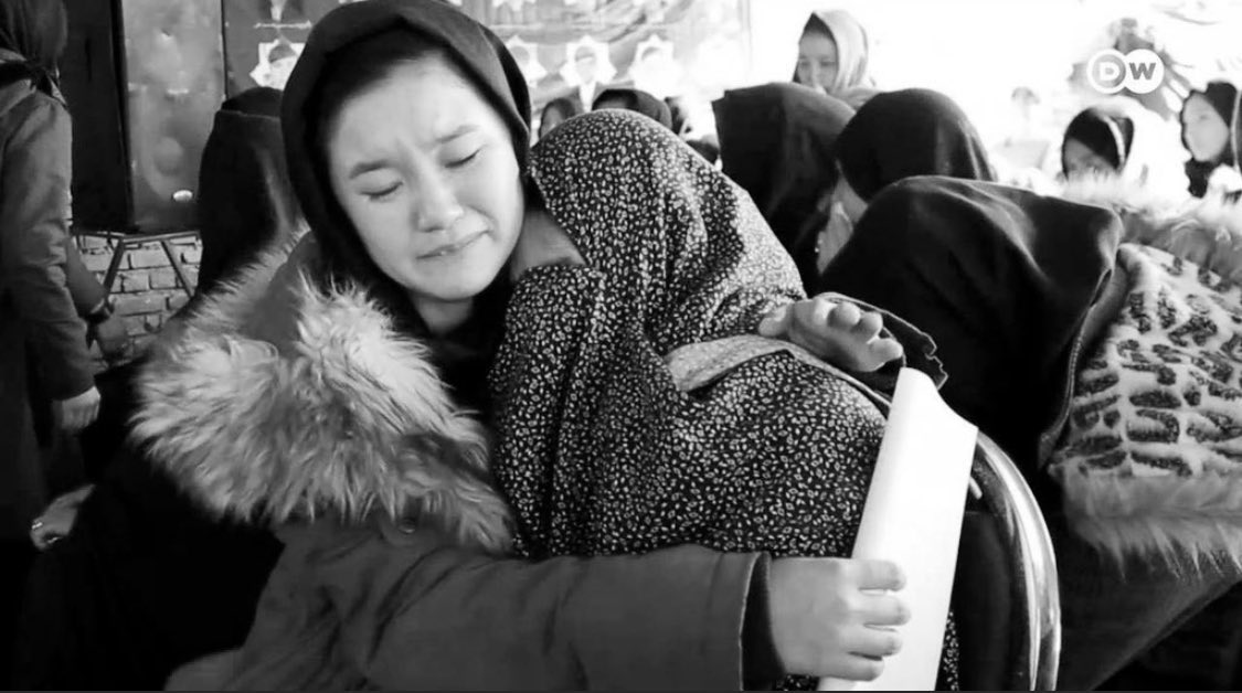 HazaristaniGirl's tweet image. شهروندانی بی وطنیم،
مسافرانِ بی شناسنامه،
مردگانِ بی کفن،
و فرزندانمان کنار ما، کمرشان خم شده و پیر شدند..
#StopHazaraGenocide