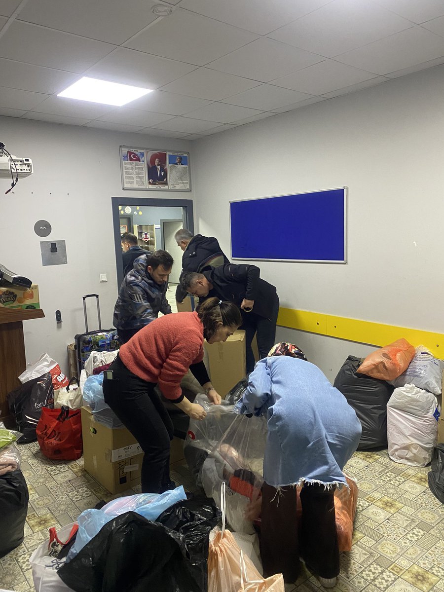 Gönüllü olarak gelen yardımların toplandığı bölgelerden Ankara Eryaman İngiliz Kültür Koleji ve öğrencileri Deprem bölgelerine gönderilecek yardımları hazırlıyor. Kendi imkanlarıyla destek olan herkesten Allah razı olsun. 

#Deprem #YardımKampanyası