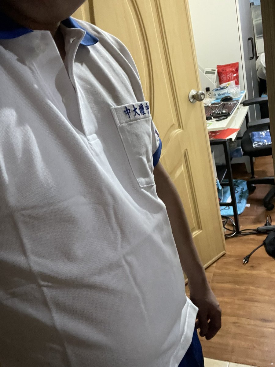 看起來肚子好大喔！嗚嗚