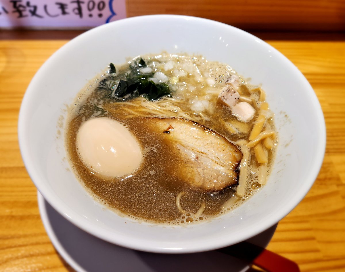 maido1ramenkeia's tweet photo. 【麺や こもん@龍ヶ崎市】

「煮干しそば＋味玉＆チャーシュー丼」を食す‼️

今日は年に一度の
日頃の不摂生を数値化する測定日🏥💦
さて結果は…📝？後日。

食事制限🈶で超⤴️腹ペコ参上！
何気に こもニボ🐟️ はお気ニボ❣️
久々だったがヤッパリお気ニボニボ🙌
うんまぃ😍

お初の🐷🍚も👍です✨️ https://t.co/KhPYlyhJiL