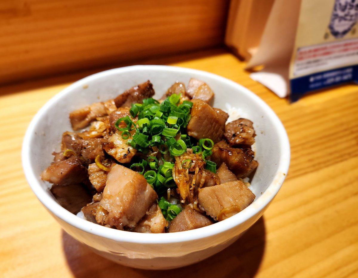 maido1ramenkeia's tweet photo. 【麺や こもん@龍ヶ崎市】

「煮干しそば＋味玉＆チャーシュー丼」を食す‼️

今日は年に一度の
日頃の不摂生を数値化する測定日🏥💦
さて結果は…📝？後日。

食事制限🈶で超⤴️腹ペコ参上！
何気に こもニボ🐟️ はお気ニボ❣️
久々だったがヤッパリお気ニボニボ🙌
うんまぃ😍

お初の🐷🍚も👍です✨️ https://t.co/KhPYlyhJiL
