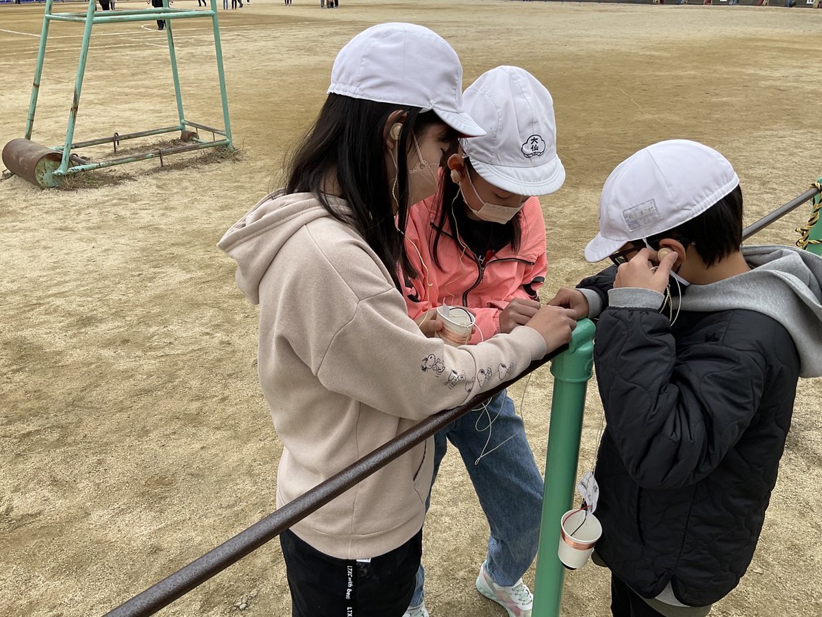 sakai_tech's tweet photo. 今日は、自動車・ソーラーカー部を中心に本校の生徒が、大仙��学校の５年生に出前授業でゲルマニウムラジオを一緒に作ってきたよ。
できあがったラジオのアンテナを金属に当ててラジオが聞こえるか運動場で確認！！
全員無事聞こえました!よく頑張ったね
#堺工科
#大仙小学校
#ゲルマニウムラジオ https://t.co/0LaYIMLTYE