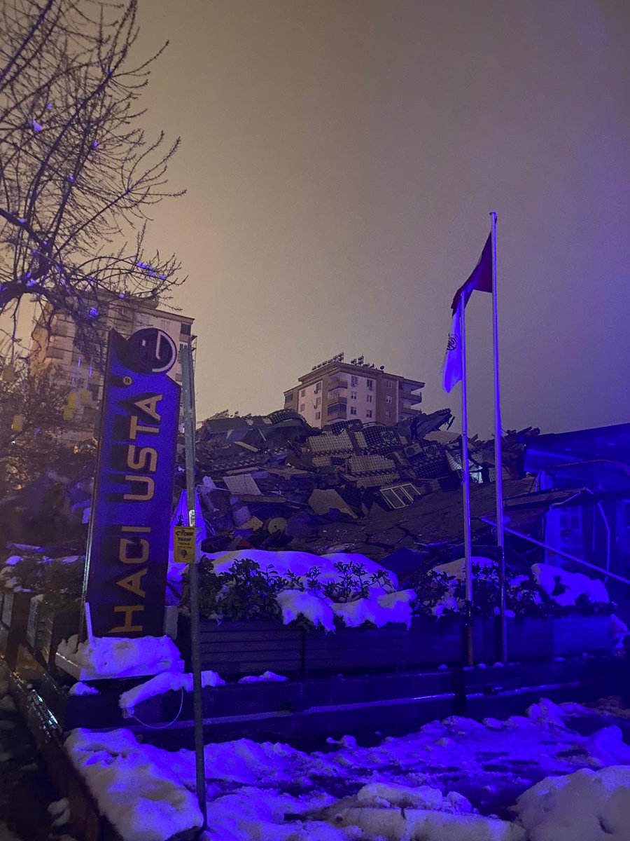 Burası benim evimdi. AİLEM HALA İÇERDE lütfen birileri yardım etsin benim kimsem yok 
batıkent mh kürşat tüzmen blv Emre apt. Kat 2 <a href="/DepremDairesi/">AFAD Deprem</a> <a href="/AFADBaskanlik/">AFAD</a> #deprem #gaziantep