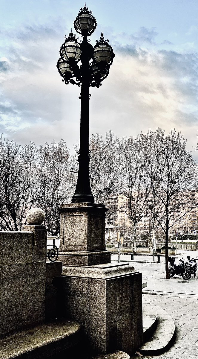 PardoMestre's tweet photo. #BonDia #Lleida Alli era on es van parlar, els fanals eren inconfumdibles i la van acompanyar en el record x sempre. Ara després de deu anys, els fanals si, ell no…(relats qurtu) #ciutat #espaisestimats #febrer23 #places #fanals https://t.co/SMzpOEux4w