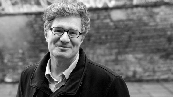 „Wir waren jene, die wussten, aber nicht verstanden, voller Information, aber ohne Erkenntnis, randvoll mit Wissen, aber mager an Erfahrung. So gingen wir, von uns selbst nicht aufgehalten.“

Roger Willemsen, 
gestorben am 7. Februar 2016.