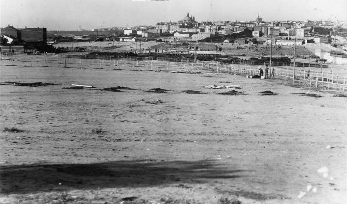 Karabanchelcom's tweet photo. Campo de Comillas (actual Parque de Comillas donde se va a construir la estación de Metro de la línea 11) tras el mitin de Manuel Azaña del 20 de octubre de 1935. Acudieron más de 400.000 personas.
Más información en https://t.co/j1fEykMkYX https://t.co/xj5gsj2KP4
