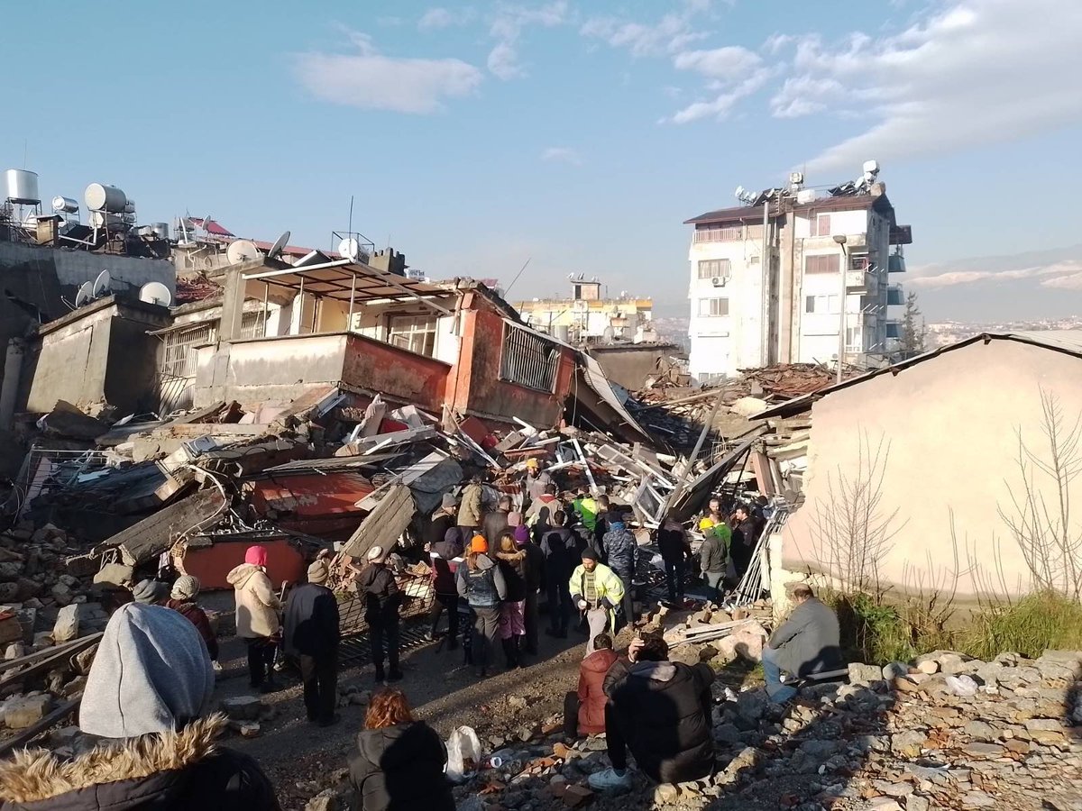 hataytoplumsal's tweet photo. #Defne'de arama-kurtarma çalışmalarını gönüllüler ve yerel halk ile birlikte yapmaya devam ediyoruz. Sabah saatlerinde birçok yaralı enkaz altından çıkarıldı. Fakat hala yeterli yardım gelmiş durumda değil. Özellikle TEMİZ SU ihtiyacımız bulunuyor.
#HatayYardımBekliyor
#Deprem https://t.co/mghzP8lGWK