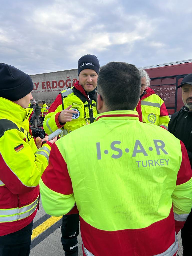 ISAR_GERMANY's tweet photo. ➡️ 🇹🇷 HILFE FÜR DIE TÜRKEI - Unser Rettungsteam ist in der Türkei eingetroffen. Wir verlegen jetzt nach Hatay Kırıkhan. Auch von dort werden sehr starke Zerstörungen durch das Erdbeben gemeldet.

#turkey #searchandrescue #türkiye #earthquake #Erdbeben #hatay https://t.co/8SYVwQtkUI