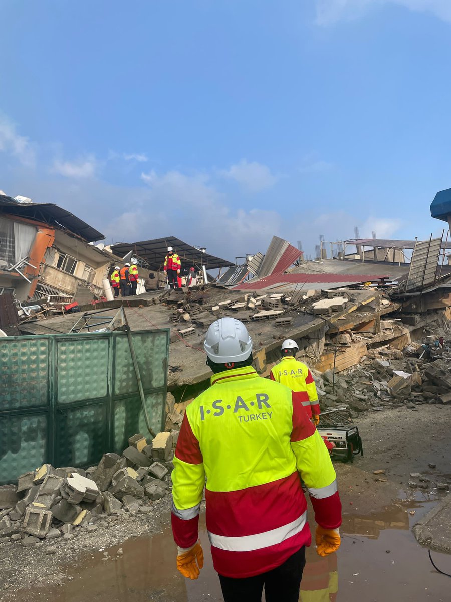 ➡️ 🇹🇷 HILFE FÜR DIE TÜRKEI - Unser Rettungsteam ist in der Türkei eingetroffen. Wir verlegen jetzt nach Hatay Kırıkhan. Auch von dort werden sehr starke Zerstörungen durch das Erdbeben gemeldet.

#turkey #searchandrescue #türkiye #earthquake #Erdbeben #hatay