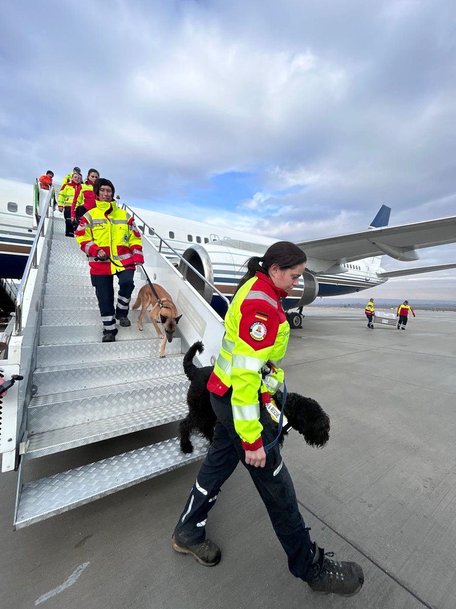 ISAR_GERMANY's tweet photo. ➡️ 🇹🇷 HILFE FÜR DIE TÜRKEI - Unser Rettungsteam ist in der Türkei eingetroffen. Wir verlegen jetzt nach Hatay Kırıkhan. Auch von dort werden sehr starke Zerstörungen durch das Erdbeben gemeldet.

#turkey #searchandrescue #türkiye #earthquake #Erdbeben #hatay https://t.co/8SYVwQtkUI