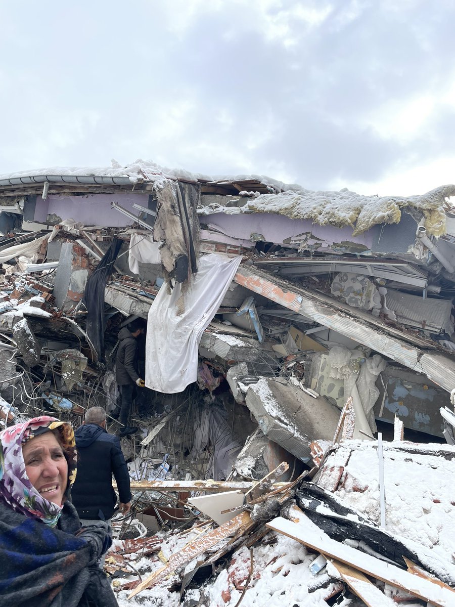 yardım edin insanlar kendi çabası ile çıkarmaya çalışıyor ses geliypr yaşıyolar . #besni #adiyamandeprem #deprem #AFAD #afadadıyaman