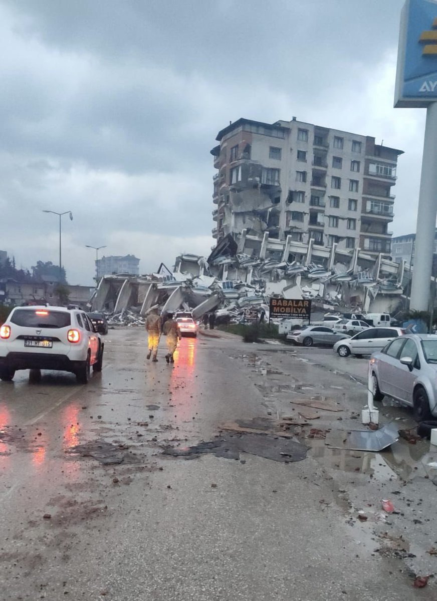 Odabaşı Mahallesi Gaffar Okan Bulvarı Dağsu Apartmanı Antakya/HATAY 
Tuzla buz olmuş bina, göçük altında birsürü insan var ve arama kurtarma çalışması yok !
Bu saate kadar hiçbir destek yok.
Leyla Gündüz-Bedir Gündüz- Neslihan Eskiocak! <a href="/AFADBaskanlik/">AFAD</a> <a href="/haluklevent/">Haluk Levent ( Ahbap Ekibi )</a> <a href="/HatayValiligi/">T.C. Hatay Valiliği</a>