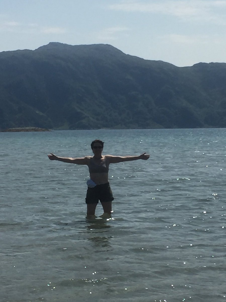 1dolphincottage's tweet photo. @LifeAfloat Had an amazing few days there on a VERY hot June in 2018!! The memories still make me smile 😊 Peace and tranquillity, even the midgies stayed away during the day! Enjoy the waters Nick x #happiness https://t.co/Di44UsDIzj