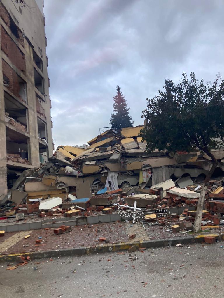Afsü'de sağlık çalışanı bir dostumuzun ailesi Adıyaman'da enkaz altında. (Enkaz'dan ses geliyor güncel 09:30) Ekip yok. Çok acil ekip lazım. Sivil destek bile olur.
Göçük altında kalanlar ; Ahmet Kaya - İsmet Kaya
Enkaz bölgesinde iletişim ; 05465431888
Lütfen paylaşalım ‼️