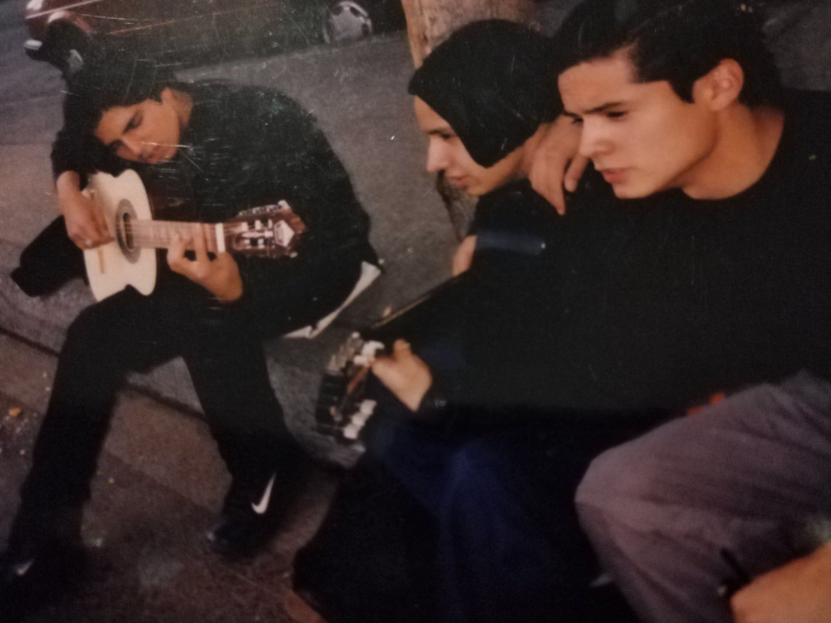 Tiene 23 años que se tomó esta fotografía y yo aún recuerdo bastante claro ese día... Ahora ya ni esa banqueta ni esas guitarras existen.