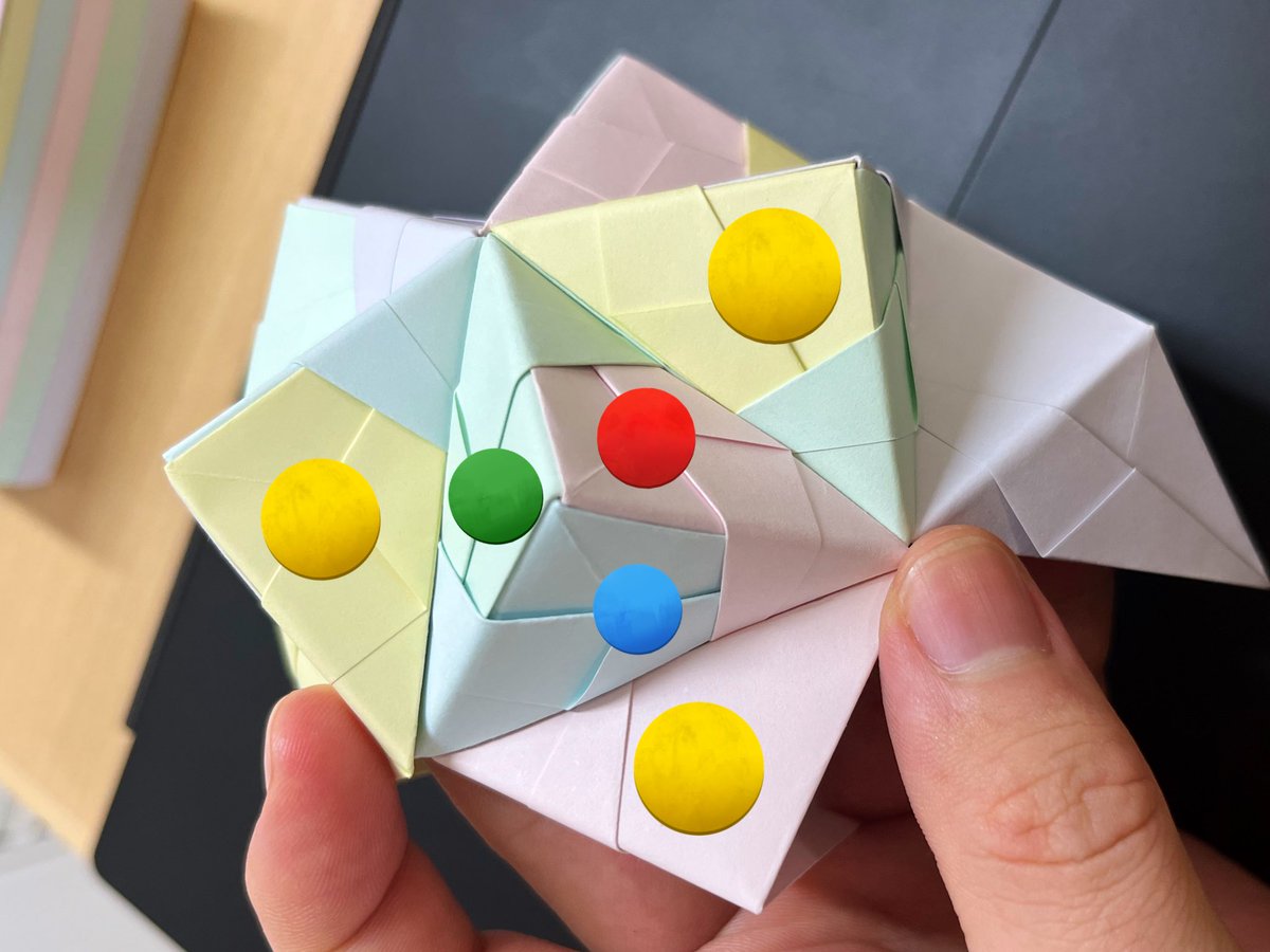 Tossii_Origami's tweet photo. @KAI_SHIN_89 色々形がありますからね〜
本とかほぼ読んでないですし、独学に近いんですけど🤔
個人的には…
表側から見ると分かりにくいですね
30枚5色の薗部式なら、とんがりを中心に周りは同じ色になるように組んでます！
裏から見た方が分かりやすいです🫰
色が対面に来てくれるので〜
これ、伝わりますかね？笑 https://t.co/Iqnri1IkvC