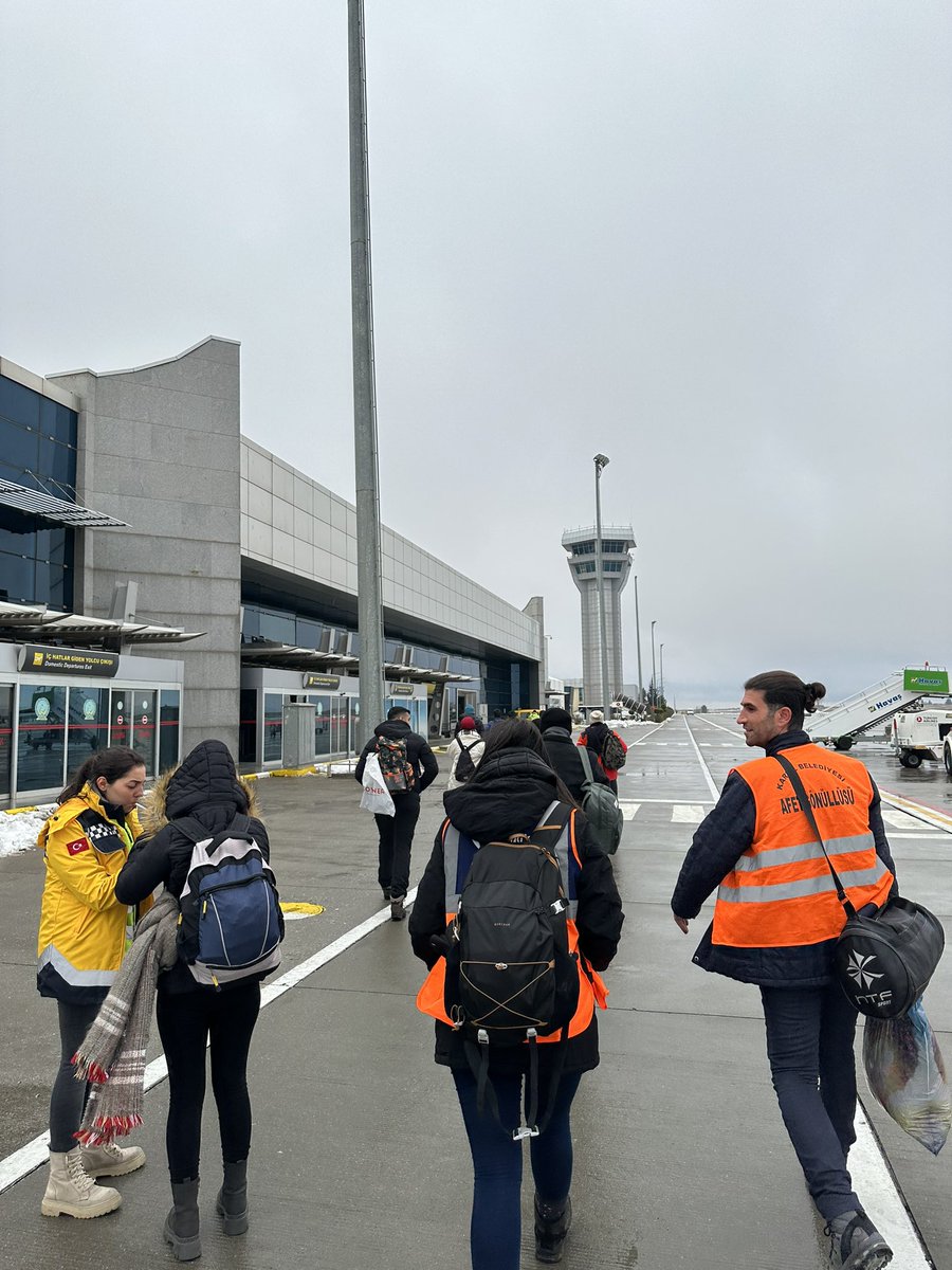selcukermaya's tweet photo. Daha yeni Şanlıurfa'ya indik çok şükür. Zorlu bir ulaşım oldu. 8 saat havalimanı, 2 saat uçuş sürdü. Şimdi de otobüsle 50 kişilik gruplar halinde Hatay'a geçeceğiz. https://t.co/xxGvBAIXee