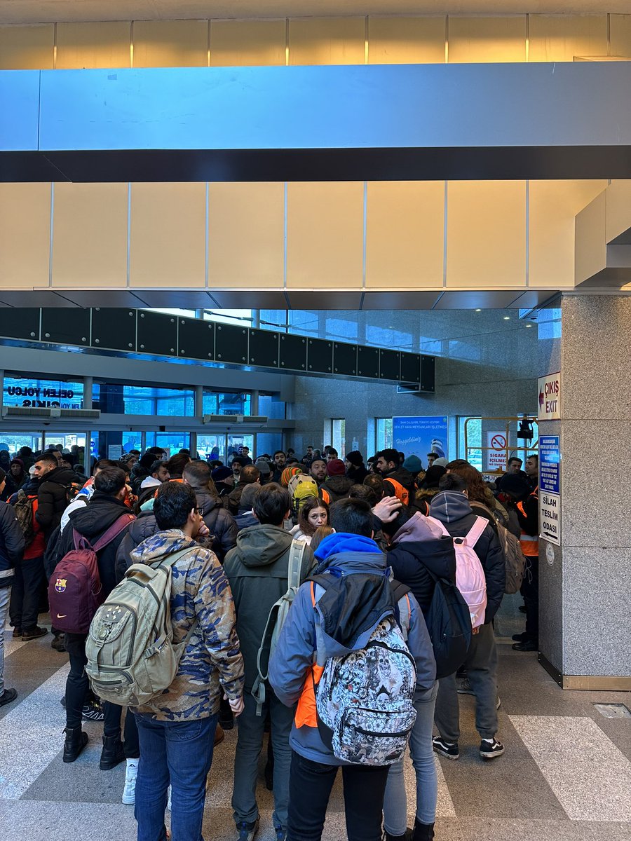 selcukermaya's tweet photo. Daha yeni Şanlıurfa'ya indik çok şükür. Zorlu bir ulaşım oldu. 8 saat havalimanı, 2 saat uçuş sürdü. Şimdi de otobüsle 50 kişilik gruplar halinde Hatay'a geçeceğiz. https://t.co/xxGvBAIXee