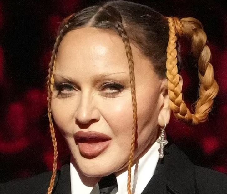 LLP_Le_Vrai's tweet photo. Y a des fatigués qui vont payer 1046€50 en VIP 1 pour voir ce sac d'acide hyaluronique botoxé...
Attention au premier rang, risque d'explosion éminente.
#Madonna #StopChirurgieDestructrice #StopMutilation https://t.co/o8Kc9tTO67