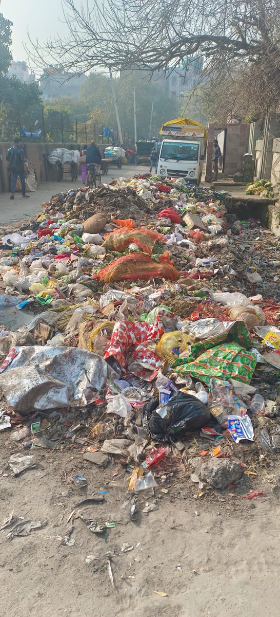 humanrightsdl's tweet photo. Complaint against the garbage and malba near community hall Shanti mohallah Gandhi nagar delhi 110031.
Even after complaining via MCD 311 application. I got no reply from them and when the complaint was marked to the MCD JE ,he said that," we can't clean this much garbage https://t.co/ZJEezkKizl