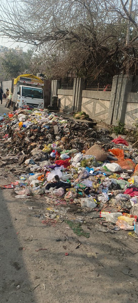 humanrightsdl's tweet photo. Complaint against the garbage and malba near community hall Shanti mohallah Gandhi nagar delhi 110031.
Even after complaining via MCD 311 application. I got no reply from them and when the complaint was marked to the MCD JE ,he said that," we can't clean this much garbage https://t.co/ZJEezkKizl