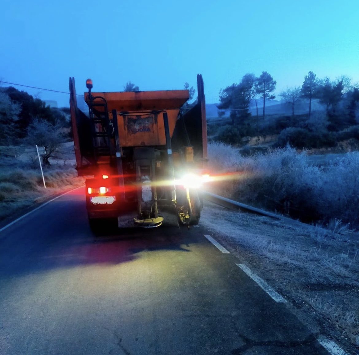 CCSolsones's tweet photo. 🚚Escampada de sal preventiva a petició i a càrrec dels ajuntaments❄️

🏛El @CCSolsones gestiona l’escampada 🚚de🧂a diversos punts del #solsonès ❄️

🚚L’escampada s’ha fet a diversos punts del municipi de #CastellardelaRibera, #Lladurs, #laMolsosa i #Pinell❄️

#solsonès #neucat https://t.co/XBKUYQwqT1