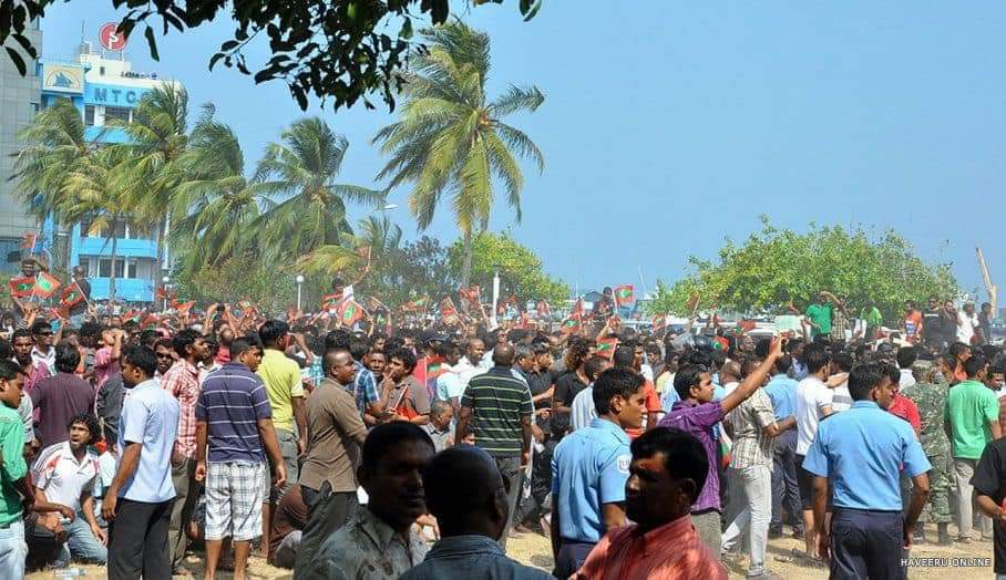 saipppe's tweet photo. މި  ހިތްދަތި ދުވަހުގެ ހަނދާން ދުވަހަކުވެސް ނުފިލާނެ.
  މުޅި ދުނިޔެއަށް ލައިވް ކޮށް،ދިވެހި ޚާއިނުން ތަކެއް ކުރި ބަޣާވާތް ތާރީޚާ އެކުވިޔަސް، މި  ހިތި މާޒީގެ ހަނދާން މިގަމުގެ ޙާލުގެ ދުލުން ބަޔާން ކުރާނެ. https://t.co/bup3O4xJgW