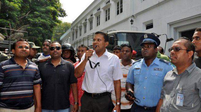 saipppe's tweet photo. މި  ހިތްދަތި ދުވަހުގެ ހަނދާން ދުވަހަކުވެސް ނުފިލާނެ.
  މުޅި ދުނިޔެއަށް ލައިވް ކޮށް،ދިވެހި ޚާއިނުން ތަކެއް ކުރި ބަޣާވާތް ތާރީޚާ އެކުވިޔަސް، މި  ހިތި މާޒީގެ ހަނދާން މިގަމުގެ ޙާލުގެ ދުލުން ބަޔާން ކުރާނެ. https://t.co/bup3O4xJgW
